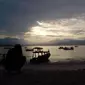 seorawang wisatawan menunggu matahari terbit di pantai Gili Trawangan. (Liputan6.com/Musthofa Aldo)