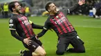 Gelandang AC Milan Ismael Bennacer (kanan) berselebrasi dengan Davide Calabria setelah mencetak gol pembuka timnya ke gawang Napoli pada leg pertama perempat final Liga Champions di San Siro, Kamis (13/4/2023) dini hari WIB. (AP Photo/Luca Bruno)