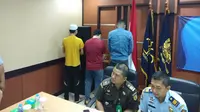 3 warga negara asing ditangkap Satpol PP dalam sebuh razia di sebuah hotel di Jakarta Pusat. Dua diantaranya adalah imigran asal Afghanistan.