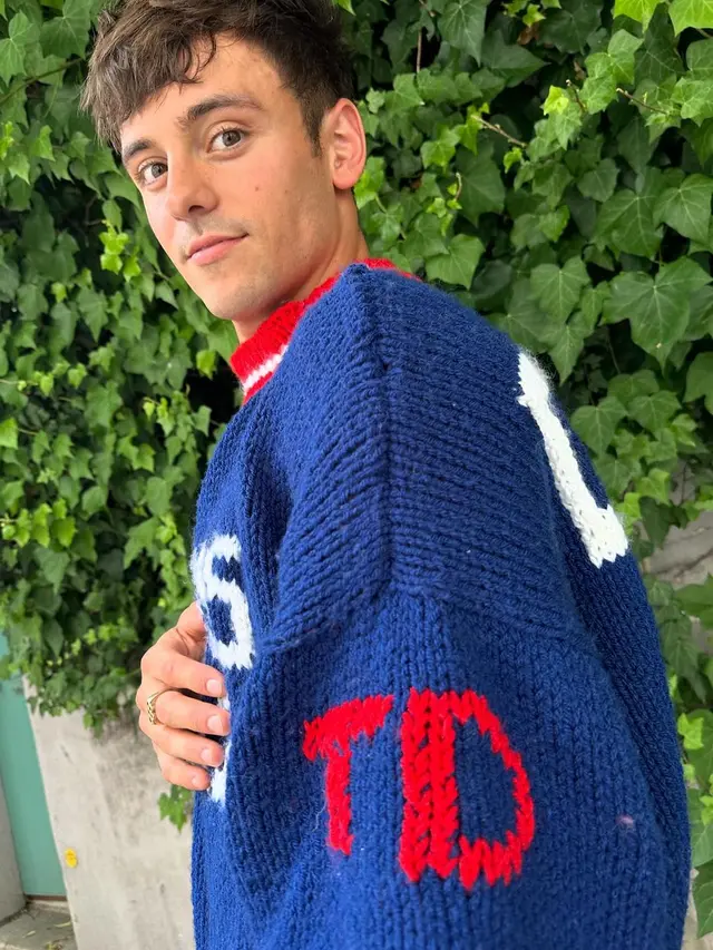Curi Perhatian, Atlet Renang Inggris Tuntas Rajut Sweater di Sela Kompetisi Olimpiade Paris 2024