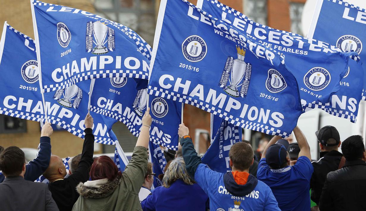 Fans Leicester City mengibarkan bendera dengan tulisan Champion di dekat markas latihan tim, (3/5/2016). Leicester City juara Liga Inggris setelah 132 tahun. (Action Images via Reuters/Craig Brough)