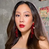 MUA Aditya atau yang dikenal dengan Vagueskin ini mengaplikasikan lipstik merah cerah matte kepada Sherina. Tulang pipinya pun tampak menonjolkan dengan blush on coral.&nbsp;[@vagueskin]