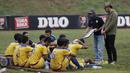 Pelatih Unpad, Luqman Sobarianto, memberikan arahan kepada anak asuhnya saat melawan UPI pada laga Torabika Campus Cup 2017 di Gor Jati Padjajaran, Jatinangor, Rabu (27/9/2017). Unpad Takluk adu penalti dari UPI. (Bola.com/M Iqbal Ichsan)