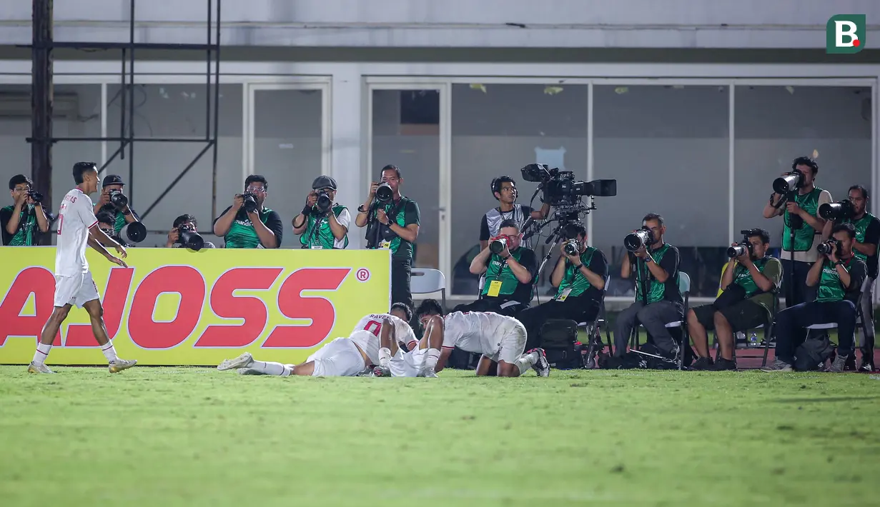 Pemain Timnas Indonesia U-20 merayakan gol yang dicetak oleh Muhamad Ragil pada laga Grup F Kualifikasi Piala Asia U-20 2025 melawan Timor Leste di Stadion Madya, Senayan, Jakarta, Jumat (27/09/2024). (Bola.com/Bagaskara Lazuardi)