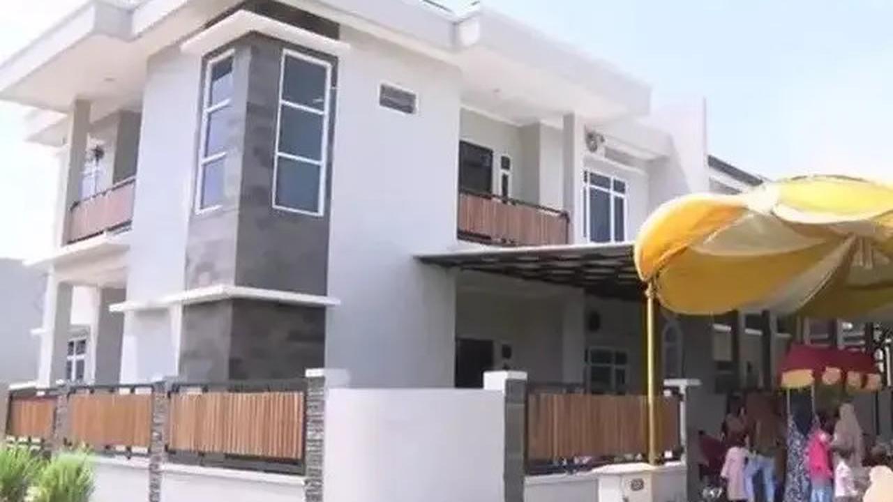 Saat suaminya tengah menjalani pemeriksaan oleh KPK, Zaskia Gotik mengumumkan rencana untuk menjual atau menyewakan rumah mereka.