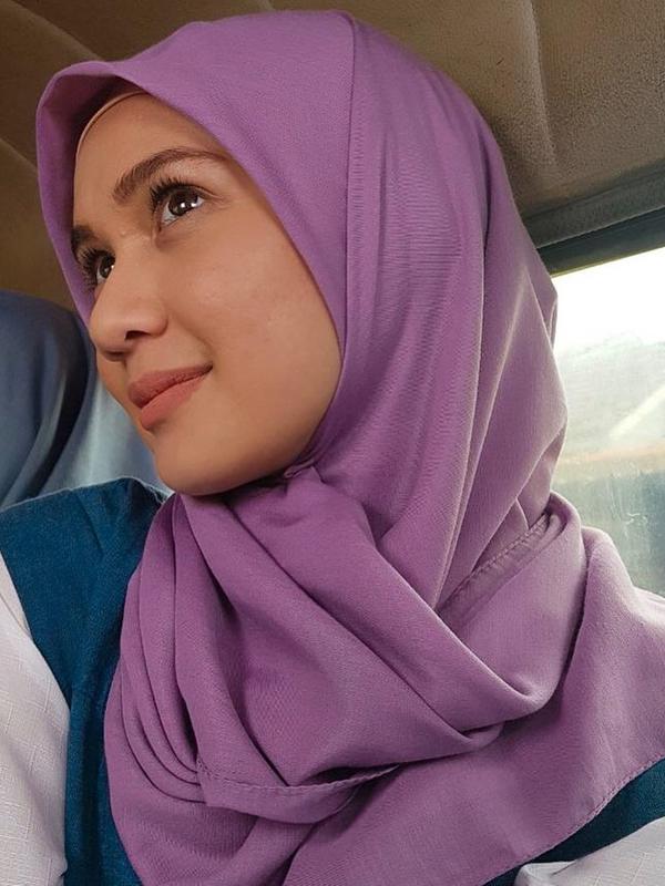 Dea Annisa memilih hijab yang simpel dan sederhana. Seperti saat mengenakan hijab berwarna ungu ini. Kendati demikian, pesona cantik wanita yang dikabarkan dekat dengan Maxime Bouttier ini semakin terpancar. (Liputan6.com/IG/@deaaannisa)