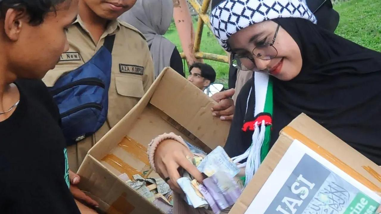 FOTO: Demi Galang Dana untuk Palestina, Para Santri Ini Sampai Rela Panas-Panasan di Jalan Raya Parung-Bogor hingga Dapat Rp10 Juta per Hari
