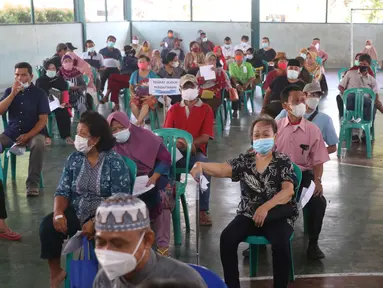 Ratusan lansia dan tenaga pendidik melakukan vaksinasi Covid-19 di Gor Total Persada, Kota Tangerang, Selasa (8/6/2021). Vaksinasi tersebut untuk melindungi mereka dari Covid-19  yang tengah mewabah. (Liputan6.com/Angga Yuniar)