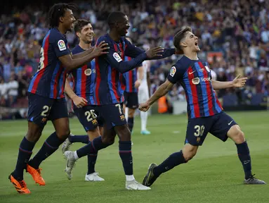 Gelandang Barcelona, Gavi (kanan) berselebrasi setelah mencetak gol ke gawang Mallorca pada pertandingan La Liga Spanyol di stadion Camp Nou di Barcelona, Spanyol, Minggu, 28 Mei 2023. (AP Photo/Joan Monfort)