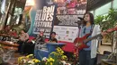 Gugun GBS (kanan) tampil saat jumpa pers Bali Blues Festival 2017 di Kantor Kementerian Pariwisata, Jakarta, Rabu (17/5). Acara ini bertujuan untuk meningkatkan daya tarik wisata sekaligus mendorong kunjungan wisatawan ke Bali. (Liputan6.com/Helmi Afandi)