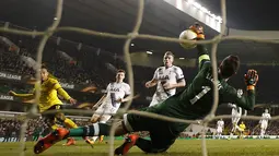 Proses terjadinya gol kedua dari striker Dortmund, Pierre-Emerick Aubameyang, ke gawang Tottenham pada laga leg kedua babak 16 besar Liga Europa di Stadion White Hart Lane, Inggris, Jumat (18/3/2016) dini hari WIB. (Action Images via Reuters/John Sibley)