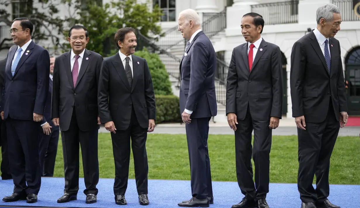 <p>Presiden Joko Widodo (kedua kanan) bersama Presiden AS Joe Biden (keempat kiri) dan Pemimpin Asia Tenggara dari Perhimpunan Bangsa-Bangsa Asia Tenggara (ASEAN) selama foto keluarga untuk KTT Khusus ASEAN-AS di Halaman Selatan Gedung Putih di Washington, DC pada 12 Mei 2022. (Drew Angerer/Getty Images/AFP)</p>