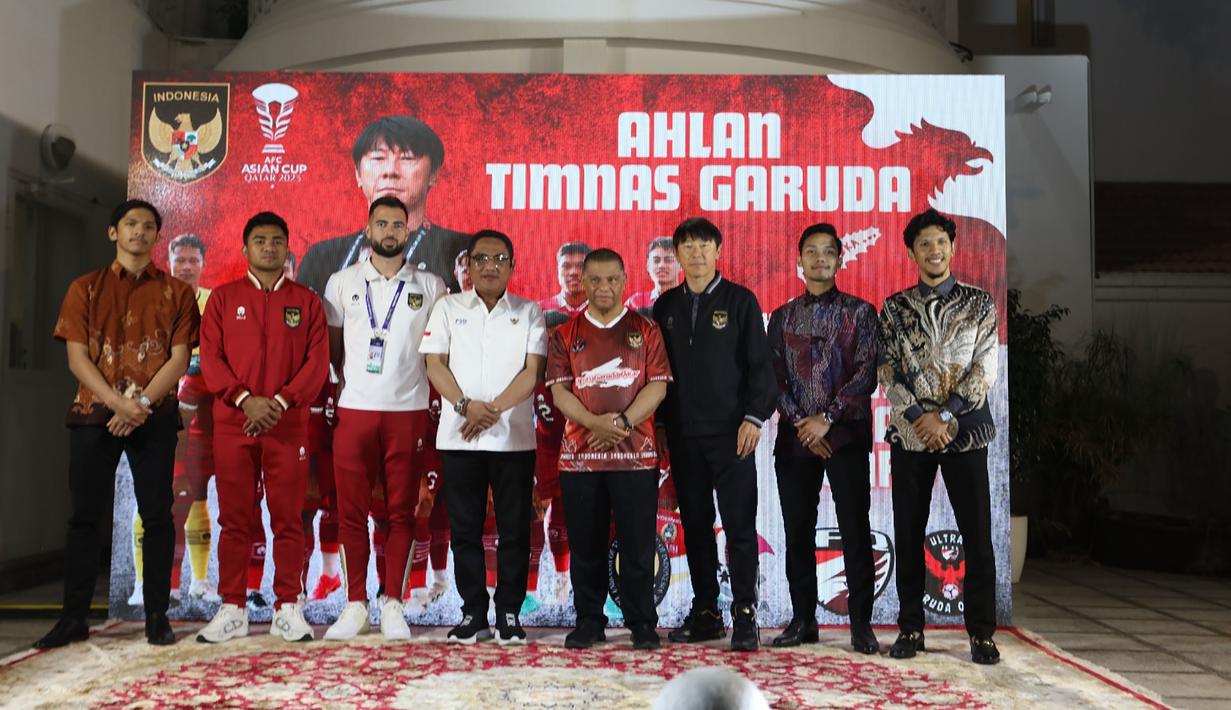Perwakilan skuad Timnas Indonesia, Asnawi Mangkualam, Jordi Amat dan pelatih Shin Tae-yong berfoto bersama dengan Duta Besar RI untuk Qatar, Ridwan Hassan (keempat kanan) beserta tiga pemain Indonesia yang bermain di Liga Qatar di sela acara jamuan makan malam Timnas Indonesia yang akan Berlaga di Piala Asia 2023 yang diselenggarakan KBRI Qatar bersama perwakilan WNI di Wisma Duta, Doha, Qatar, Rabu (10/1/2024) malam waktu setempat. (Dok. Kedubes RI Qatar)