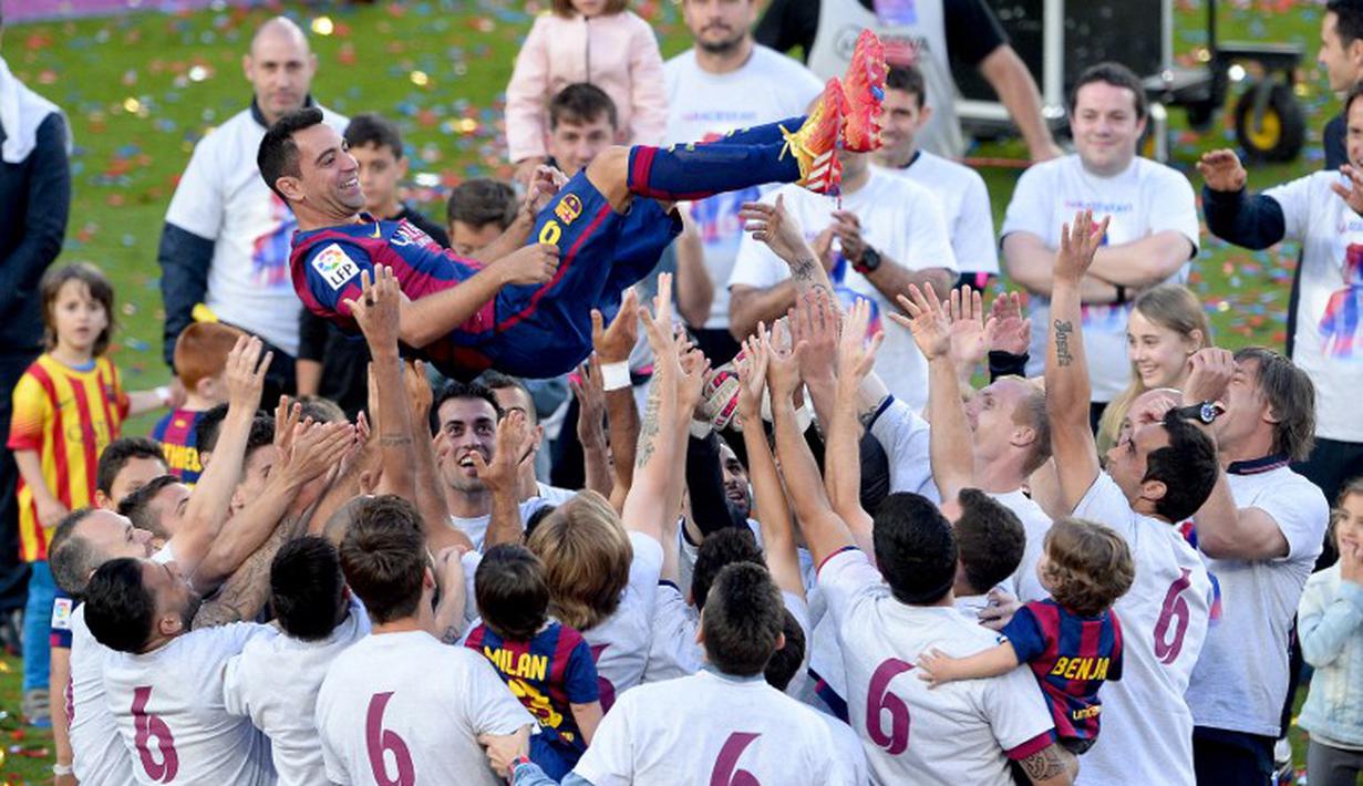 Momen tak terlupakan bagi Xavi ketika merayakan gelar juara bersama rekan-rekan setimnya di Barcelona (AFP PHOTO / JOSEP LAGO)