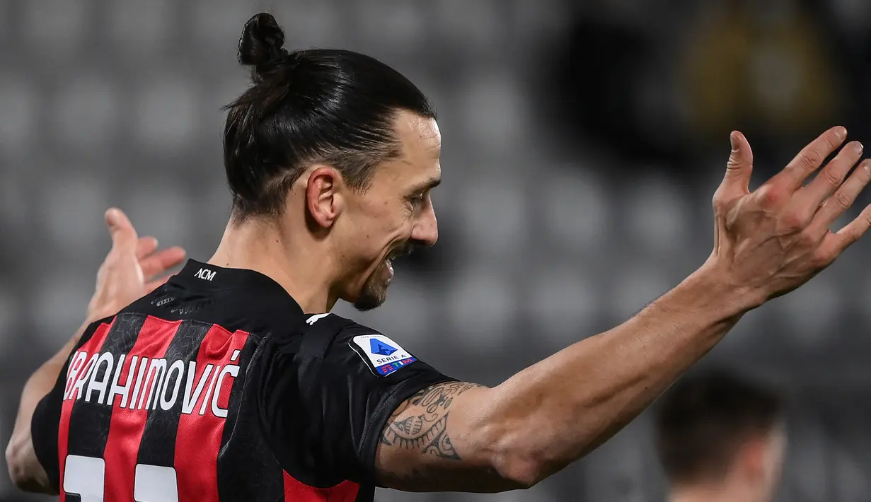 Striker AC Milan, Zlatan Ibrahimovic kecewa usai gagal memanfaatkan peluang saat menghadapi Spezia dalam laga lanjutan Liga Italia 2020/21 pekan ke-22 di the Alberto-Picco Stadium, La Spezia, Sabtu (13/2/2021). AC Milan kalah 0-2 dari Spezia. (AFP/Marco Bertorello)
