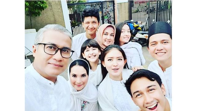 6 Potret Dina Lorenza Awet Muda di Usia 44 Tahun, Bak ABG