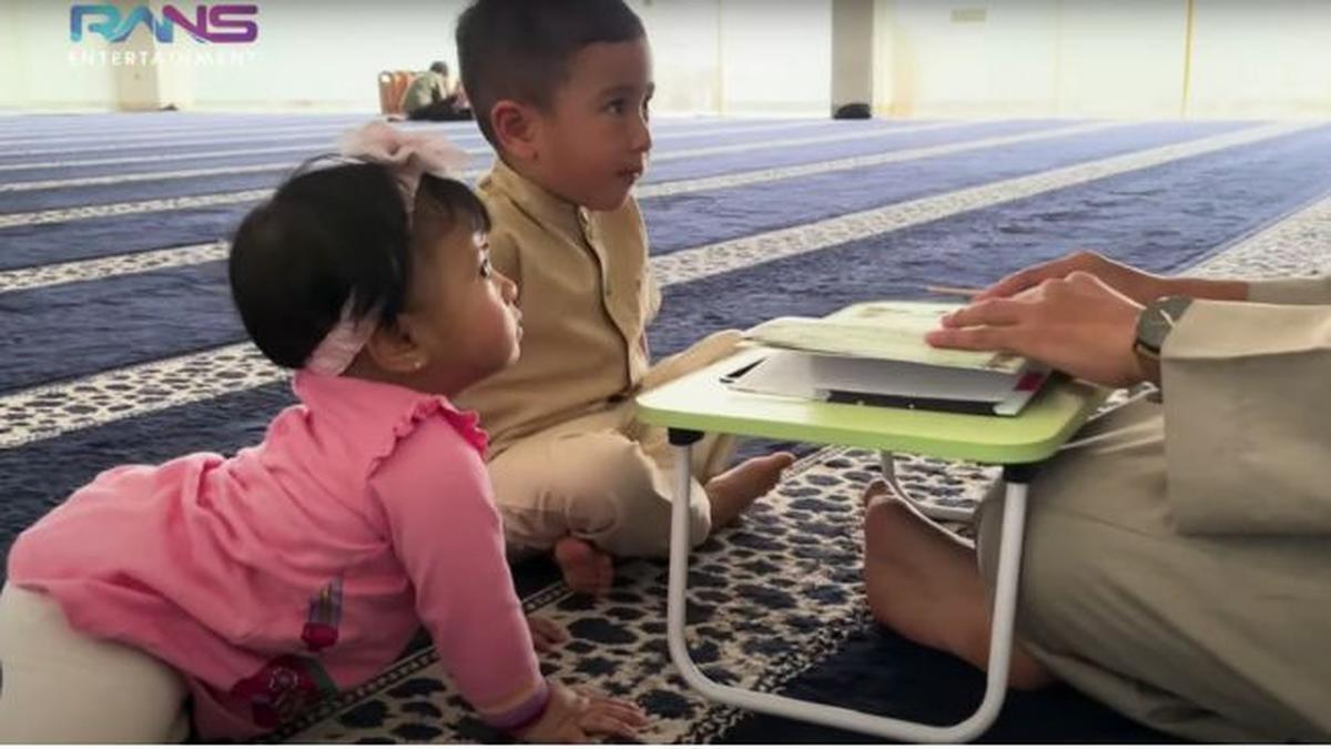 7 Potret Menggemaskan Saat Baby Lily Ikut Rayyanza Belajar Mengaji, Menyimak Banget
