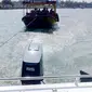 Kapal Andong yang mogok di tengah laut ditarik oleh Speed Boat Satuan Polair Polres Kebumen. (Liputan6.com/Polres Kebumen/Muhamad Ridlo)