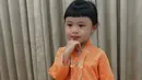 Ameena putri Aurel Hermansyah dan Atta Halilintar mengenakan kebaya encim orange dipadukan bawahan kain motif batik warna senada dengan kebaya. [@sus.irohh]