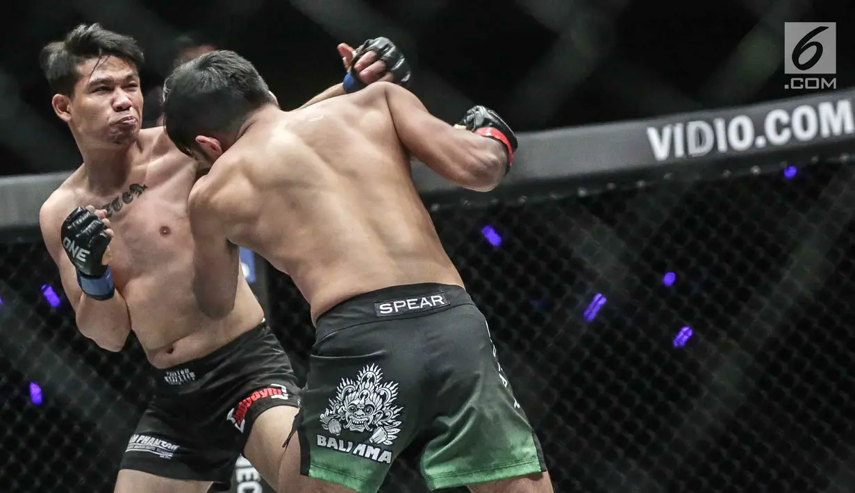 Dua petarung Indonesia, Rizki Umar (kanan) dan petarung Arnol Batubara (kiri) saat berlaga pada partai pertama dalam One Championship di Jakarta, Sabtu (20/1). Rizki Umar menang pada partai pertama One Championship. (Liputan6.com/Faizal Fanani)