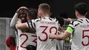 Gelandang Manchester United, Paul Pogba (kiri) bersama rekan setim merayakan gol yang dicetaknya ke gawang AC Milan dalam laga leg kedua babak 16 besar Liga Europa 2020/2021 di San Siro Stadium, Milan, Kamis (18/3/2021). Manchester United menang 1-0 atas AC Milan. (AFP/Marco Bertorello)