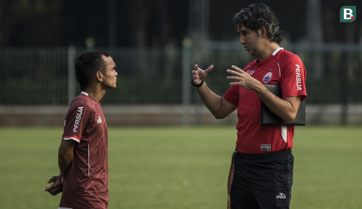 Pelatih Persija Jakarta, Stefano Teco, berdiskusi dengan Riko Simanjuntak sebelum latihan di Lapangan ABC Senayan, Jakarta, Senin (14/5/2018). Latihan ini persiapan jelang melawan Home United pada laga AFC Cup. (Bola.com/Vitalis Yogi Trisna)