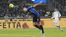 Gol kemenangan Inter ke gawang Napoli dicetak Edin Dzeko pada menit ke-56. Berdiri bebas di kotak penalti, striker berusia 36 tahun itu dengan leluasa menanduk bola umpan silang Federico Dimarco. (AP Photo/Luca Bruno)
