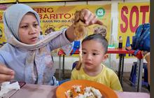 Potret Rayyanza Cipung Lahap Banget Makan Pecel Lele di Pinggir Jalan, Sapa 'Halo' Pas Makanan Sampai di Meja