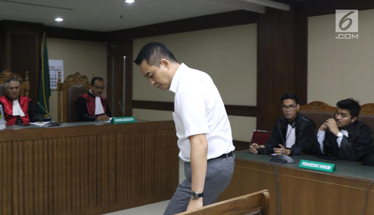 Terdakwa dugaan suap pengadaan satelit monitoring Bakamla, Fayakhun Andriadi saat menjalani sidang tuntutan di Pengadilan Tipikor, Jakarta, Rabu (21/11). Fayakhun dihukum delapan tahun penjara, denda satu milyar rupiah. (Liputan6.com/Helmi Fithriansyah)