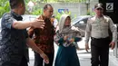 Kasi Dinkes Bengkulu Selatan Wati saat tiba di Gedung KPK, Jakarta, Rabu (16/5). Wati beserta tiga orang lainnya ditangkap oleh KPK dalam OTT di rumah pribadi Bupati Bengkulu Selatan Dirwan Mahmud. (Merdeka.com/Dwi Narwoko)