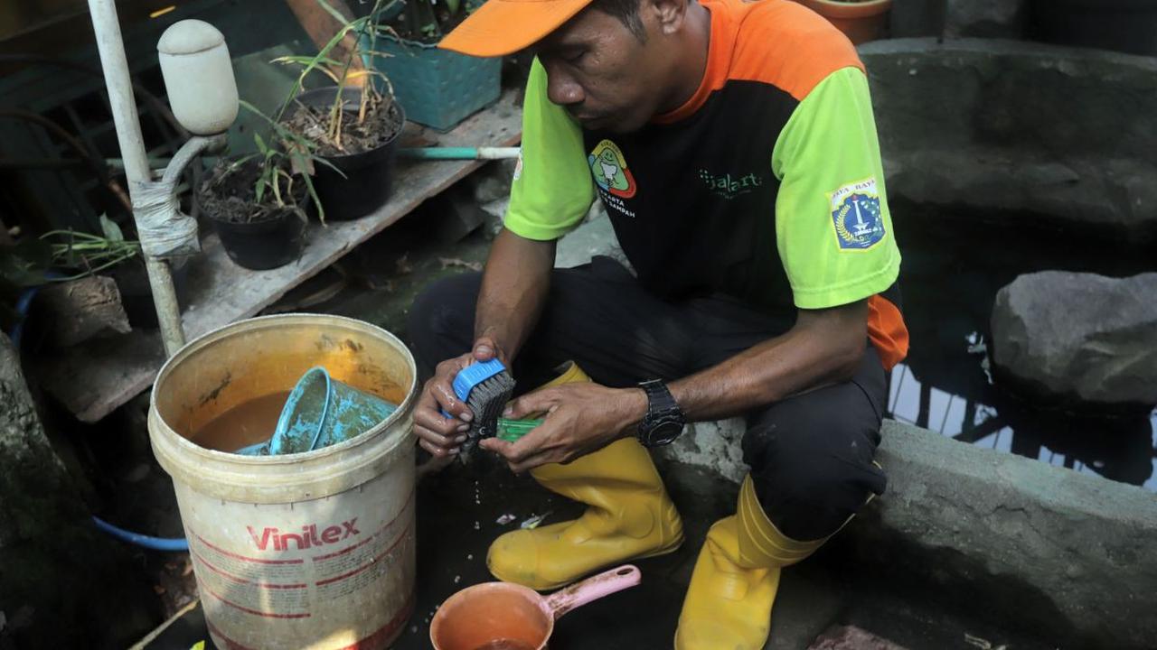 Dengan banyaknya sampah yang ada di sungai menjadi sebuah inspirasi untuk Bang Timan mengolah sampah tersebut.

Korek gas yang ia dapatkan langsung dicuci dengan air dan disekat hingga bersih sebelum menyulapnya jadi mainan.