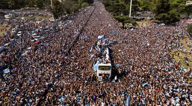 Timnas Argentina yang menjuarai Piala Dunia 2022 naik bus terbuka saat parade di Buenos Aires, Argentina, 20 Desember 2022. Jutaan orang menyambut kepulangan Lionel Messi dan kawan-kawan bak pahlawan usai Argentina menjuarai Piala Dunia 2022. (AP Photo/Rodrigo Abd)