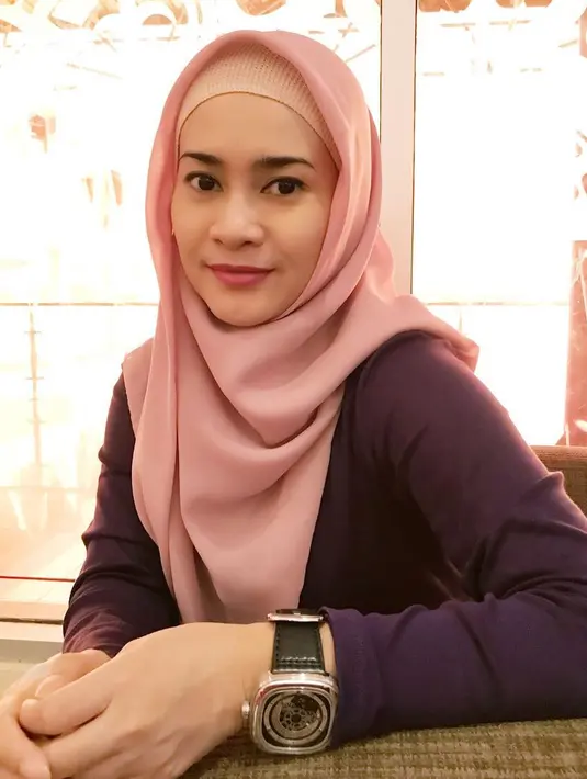 Kini, Ikke Nurjanah telah mantab dengan hijab yang dikenakan. Keraguannya saat itu sekarang telah sirna. Dan manajemennya juga telah mengumumkan kepada kliennya untuk menerima penampilan barunya. (Instagram/ikkenurjanah0518)