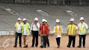Wakil Presiden, Jusuf Kalla (tengah) berjalan melihat proyek renovasi Stadion Gelora Bung Karno, Jakarta, Minggu (26/3). Peninjauan ini terkait persiapan pelaksanaan Asian Games 2018 mendatang. (Liputan6.com/Helmi Fithriansyah)