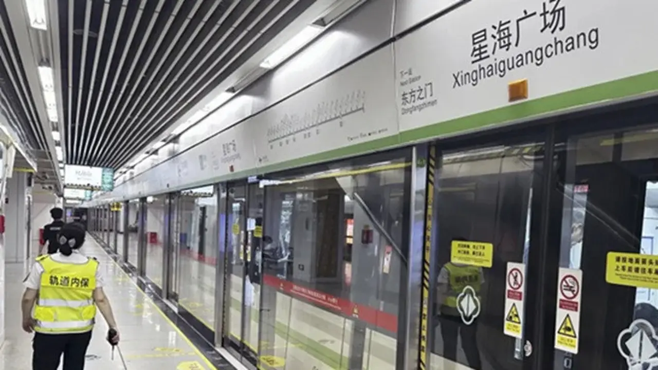 Petugas keamanan berjalan di peron stasiun kereta bawah tanah di Suzhou, China, tempat seorang perempuan asal Jepang yang tinggal di China dilaporkan diserang dan terluka pada Kamis (31/7/2025). Foto diambil pada Jumat, (1/8).