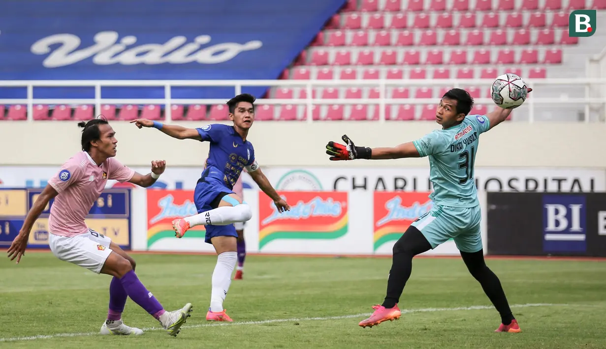 Pemain PSIS Semarang, Septian David Maulana mencetak gol kedua timnya saat laga pekan ketujuh BRI Liga 1 2021/2022 antara PSIS Semarang melawan Persik Kediri di Stadion Manahan, Solo, Jumat (15/10/2021). (Bola.com/Bagaskara Lazuardi)