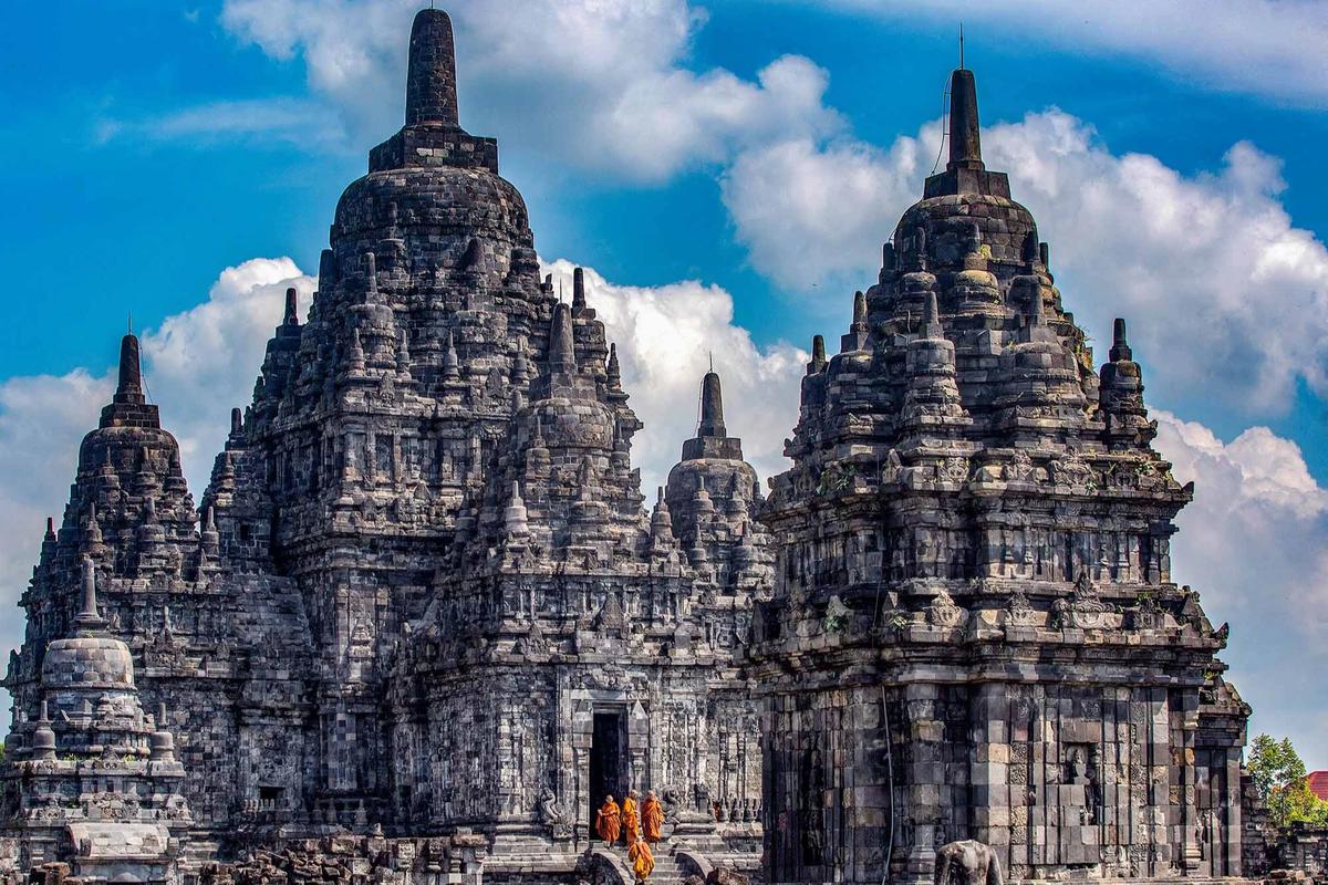 FOTO: Biksu Thudong Tiba di Candi Sewu Sambut Tri Suci Waisak 2026