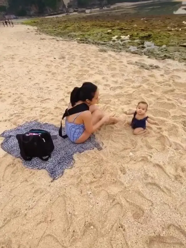 Dea Ananda sering kali liburan ke pantai, berikut potret bareng buah hati