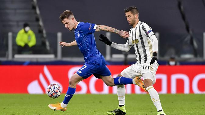 Gelandang Dynamo Kiev, Benjamin Verbic berebut bola dengan gelandang Juventus, Rodrigo Bentancur pada matchday kelima Grup G Liga Champions di Allianz Stadium, Kamis (3/12/2020) dinihari WIB. Juventus meraih kemenangan 3-0 atas tamunya Dynamo Kyiv. (Marco Alpozzi/LaPresse via AP)