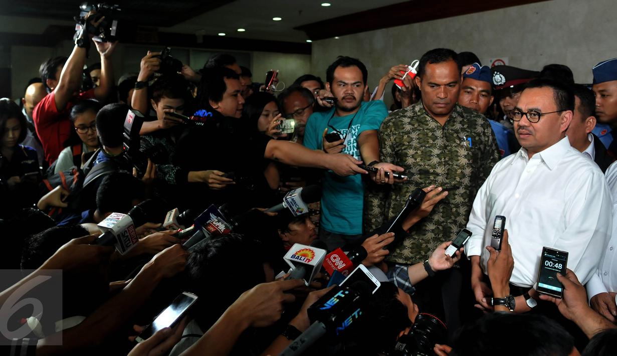 Menteri ESDM Sudirman Said memberi keterangan sebelum menuju ruang sidang MKD di Kompleks Parlemen Senayan, Jakarta, Rabu (2/12) . Sudirman mengaku membawa rekaman lengkap berisi percakapan dugaan pencatutan nama Jokowi-JK. (Liputan6.com/Johan Tallo)