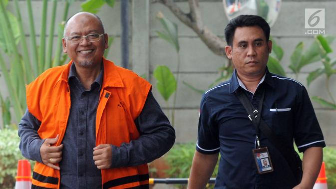 Bupati nonaktif Malang Rendra Kresna (kiri) tersenyum saat tiba di Gedung KPK, Jakarta, Kamis (1/11). Rendra tiba dengan memakai rompi tahanan dan mendapat pengawalan. (Merdeka.com/Dwi Narwoko)