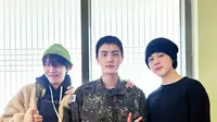 Jin BTS berfoto bersama dengan Jimin dan J-Hope. (dok. Instagram @jin/https://www.instagram.com/p/CpW0CpzhZyS/?hl=en/Dinny Mutiah)