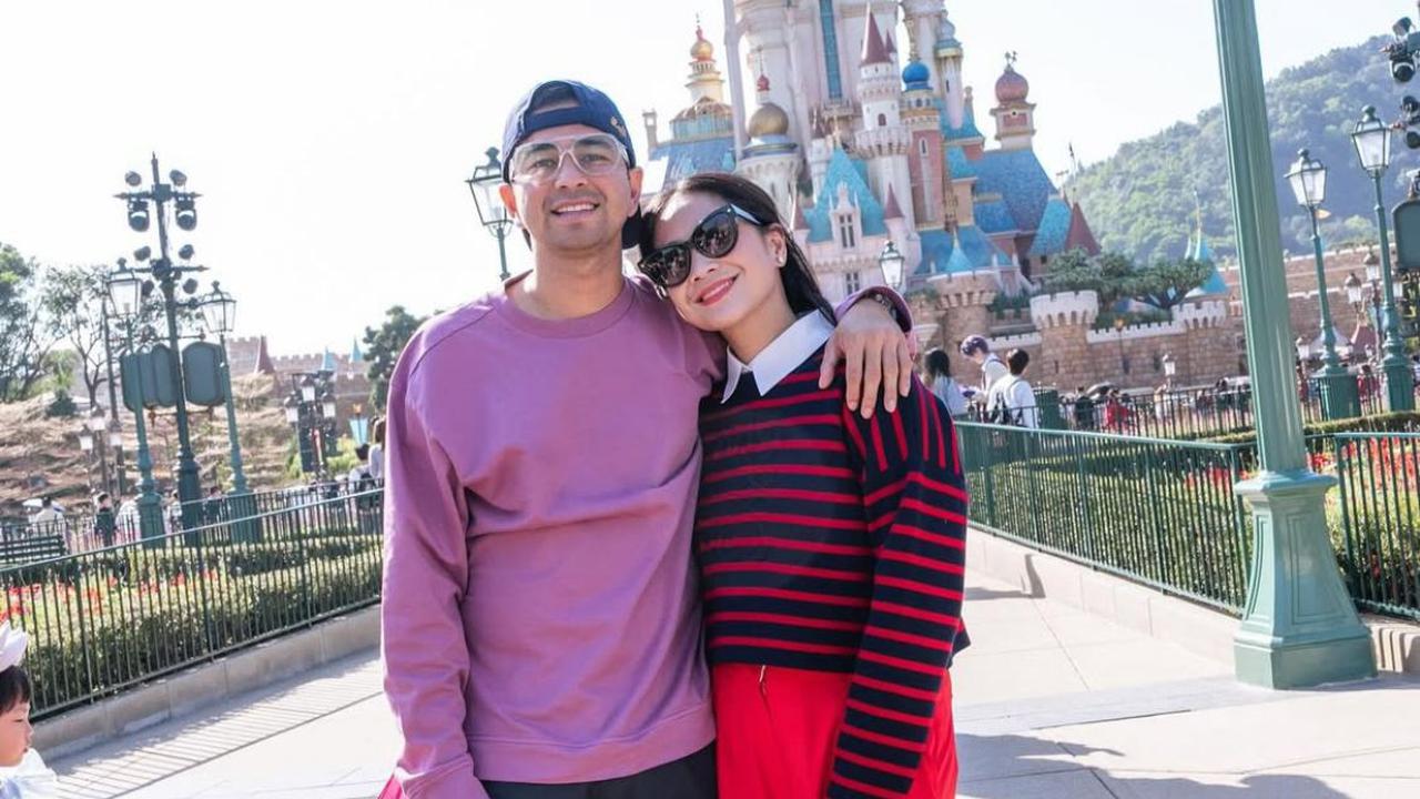 Disneyland Hongkong Jadi Saksi Keromantisan Raffi Ahmad dan Nagita Slavina