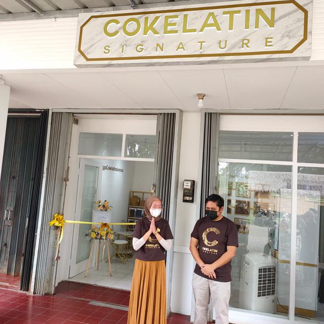 Nugroho Surosoputra bersama Irena Surosoputra meresmikan Cokelatin Signature