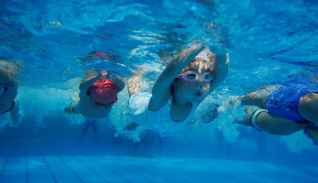 Sejumlah anak saat berlatih renang di sekolah olahraga Hangzhou Chen Jinglun Natatorium, di Hangzhou, provinsi Zhejiang, China, (10/8). (REUTERS/Aly Song)