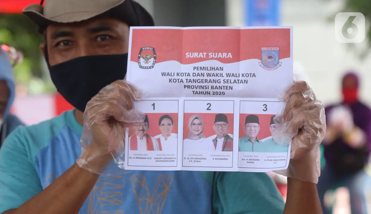 Pemiilih mengenakan sarung tangan plastik saat menggunakan hak suaranya dalam Pilkada Tangerang Selatan di TPS 23 Pondok Jagung Timur, Rabu (9/12/2020). Menggunakan masker hingga memakai sarung tangan plastik menjadi hal wajib saat melakukan pencoblosan di Pilkada 2020. (Liputan6.com/Angga Yuniar)