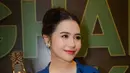 Prilly Latuconsina terlihat elegan mengenakan kebaya velvet berwarna royal blue dan bros Subeng Klasik sebagai aksesori. [@subengklasik]