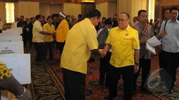 Ketum Partai Golkar versi Munas Bali Aburizal Bakrie saat tiba pada rapat konsultasi nasional Golkar di Jakarta, Selasa (10/3/2015). Rapat itu membahas putusan Menkumham yang menerima kepengurusan Golkar versi Agung Laksono. (Liputan6.com/Herman Zakharia)