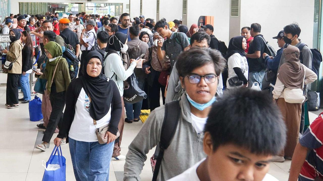 Stasiun Pasar Senen dipadati pemudik jelang Lebaran 2025