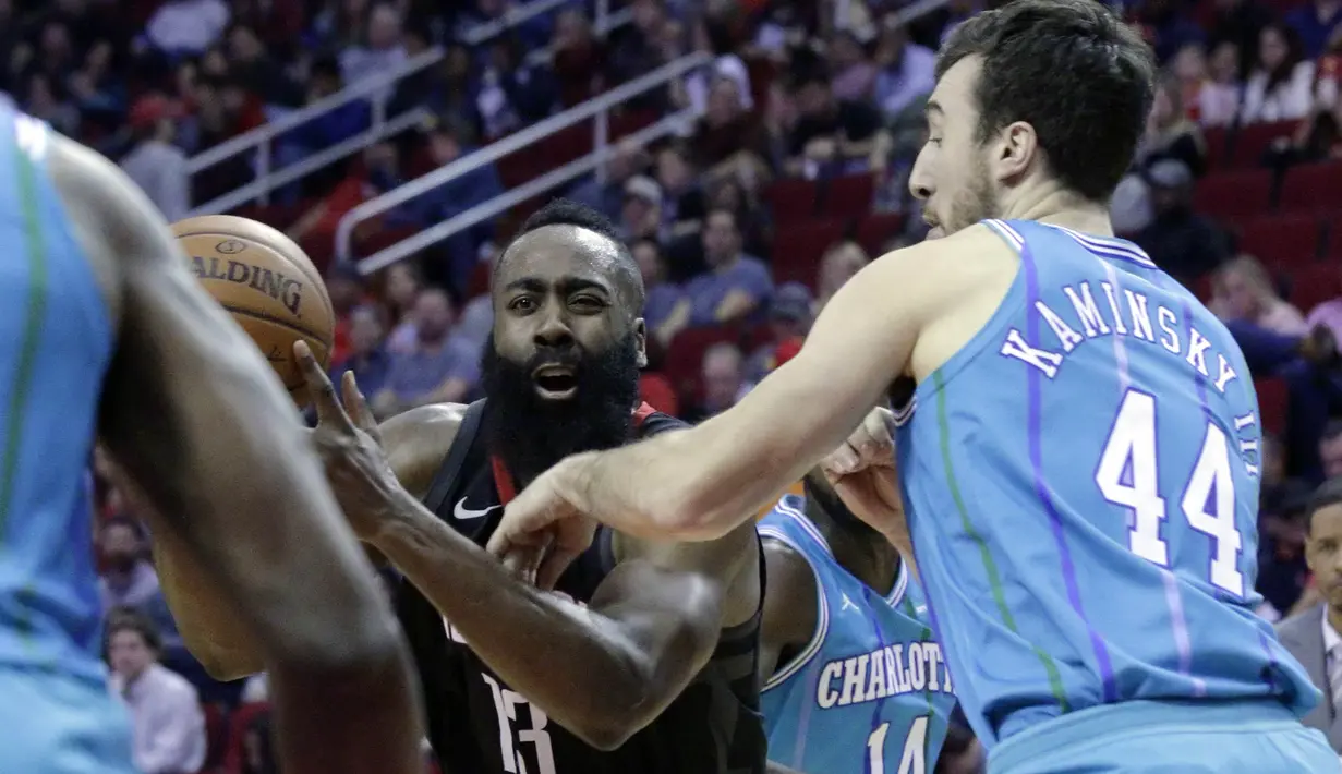 Pebasket Houston Rockets, James Harden, berusaha melewati pebasket Charlotte Hornets, Frank Kaminsky, pada laga NBA di Stadion Toyota Center, Kamis (14/12/2017). Houston Rockets menang 108-96 atas Charlotte Hornets. (AP/Michael Wyke)
